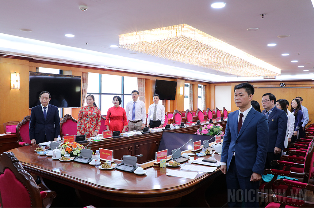 Các đại biểu làm Lễ chào Cờ