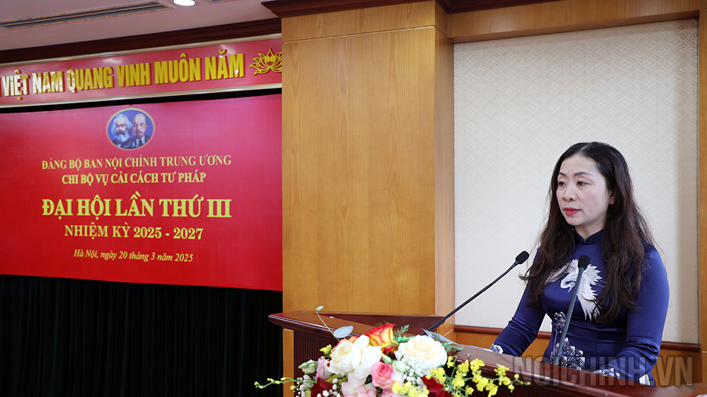 Đồng chí Trần Thị Thu Hằng, Bí thư Chi bộ Vụ Nghiên cứu tổng hợp, nhiệm kỳ 2025-2027 phát biểu tại Đại hội