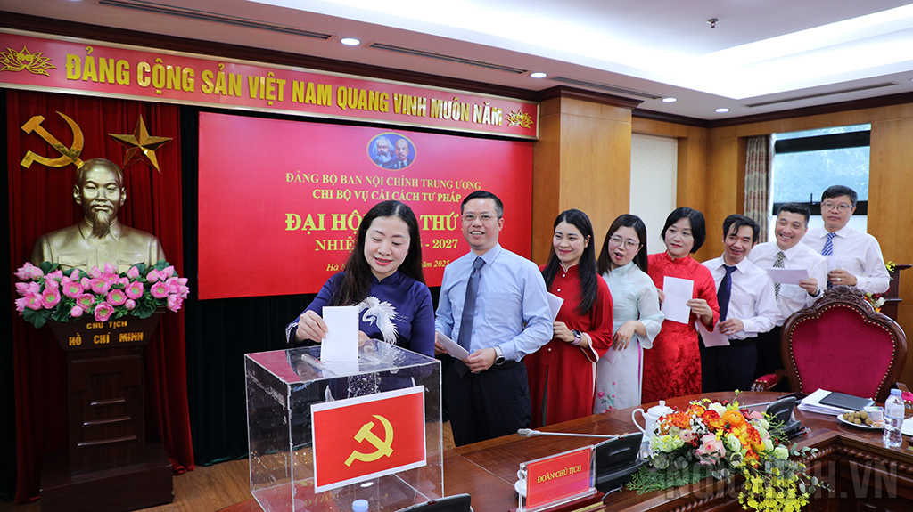 Đảng viên Chi bộ Vụ Cải cách tư pháp bỏ phiếu bầu Chi ủy Chi bộ nhiệm kỳ 2025-2027