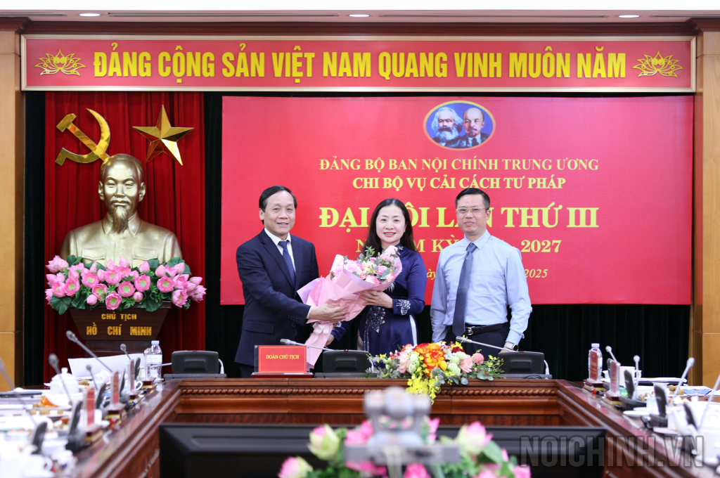 Đảng viên Chi bộ Vụ Cải cách tư pháp bỏ phiếu bầu Chi ủy Chi bộ nhiệm kỳ 2025-2027