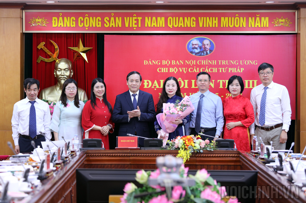 Đồng chí Nguyễn Thanh Hải, Phó Trưởng Ban, Phó Bí thư Đảng ủy Ban Nội chính Trung ương chụp ảnh lưu niệm với Chi bộ Vụ Cải cách tư pháp