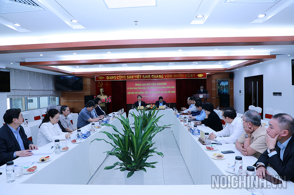 Quang cảnh buổi làm việc