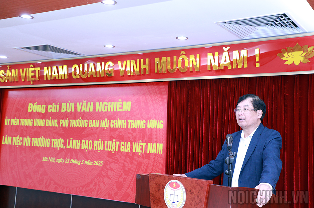 Đồng chí Trần Công Phàn, Phó Bí thư Đảng ủy, Phó Chủ tịch Thường trực Hội Luật gia Việt Nam trình bày báo cáo