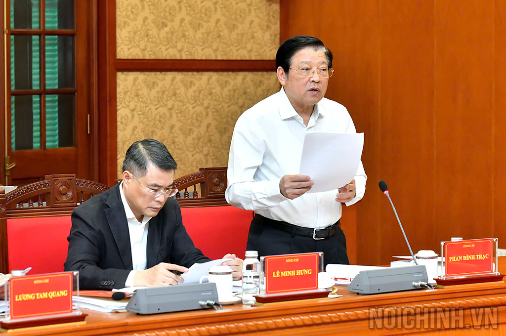 Đồng chí Phan Đình Trạc, Ủy viên Bộ Chính trị, Bí thư Trung ương Đảng, Trưởng Ban Nội chính Trung ương, Phó Trưởng ban Thường trực Ban Chỉ đạo Trung ương về phòng, chống tham nhũng, lãng phí, tiêu cực trình bày báo cáo tại Cuộc họp 