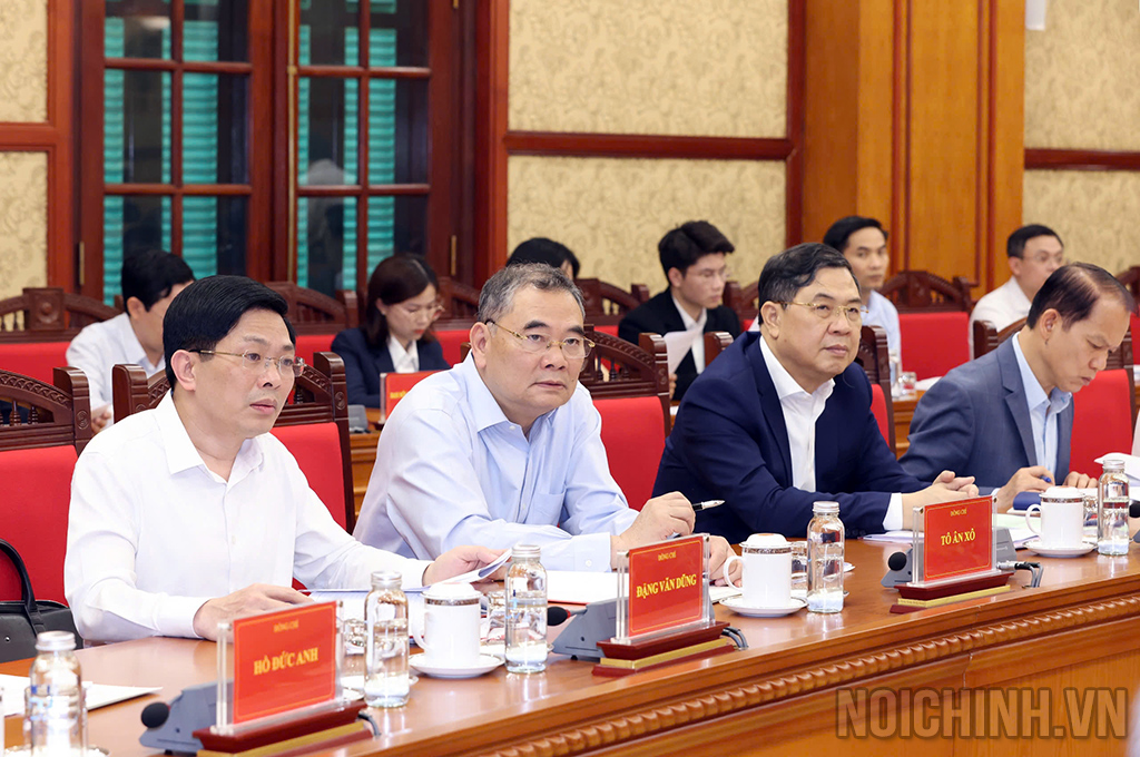 Các đại biểu tham dự Cuộc họp
