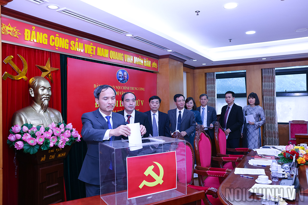 Đảng viên Chi bộ Văn phòng bỏ phiếu bầu Chi ủy nhiệm kỳ 2025-2027
