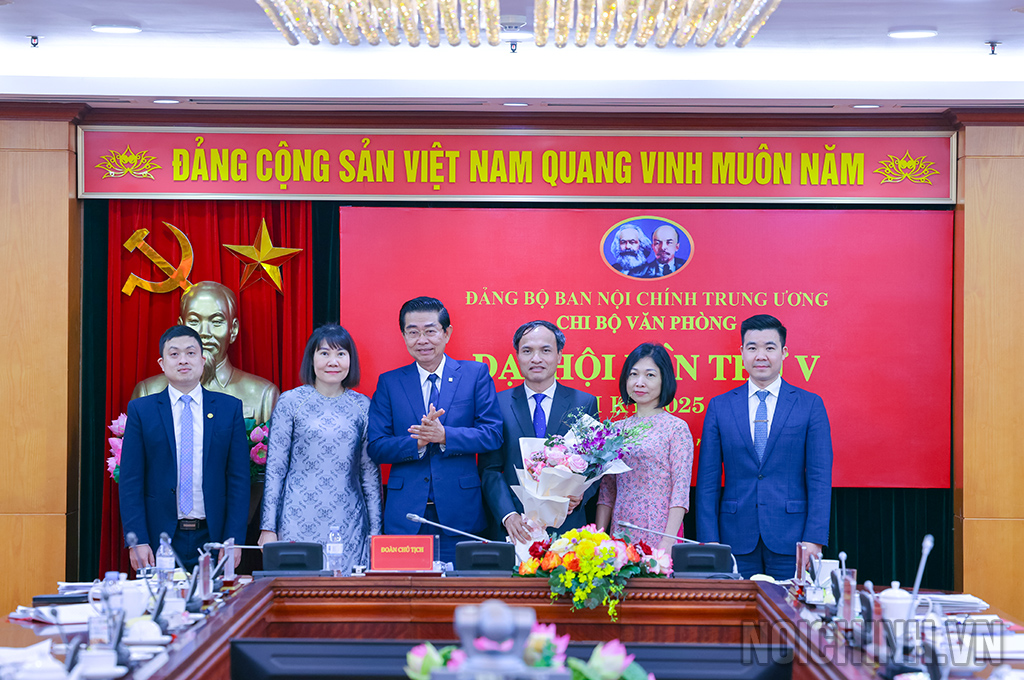 Đồng chí Võ Văn Dũng, Ủy viên Trung ương Đảng, Phó Trưởng ban Thường trực, Bí thư Đảng ủy Ban Nội chính Trung ương tặng hoa chúc mừng Chi ủy Văn phòng Ban Nội chính Trung ương nhiệm kỳ 2025-2027