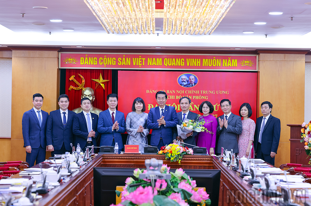Đại diện Lãnh đạo Ban, Đảng ủy, Công đoàn, Đoàn Thanh niên cơ quan Ban Nội chính Trung ương chúc mừng Chi ủy Chi bộ Văn phòng nhiệm kỳ 2025-2027