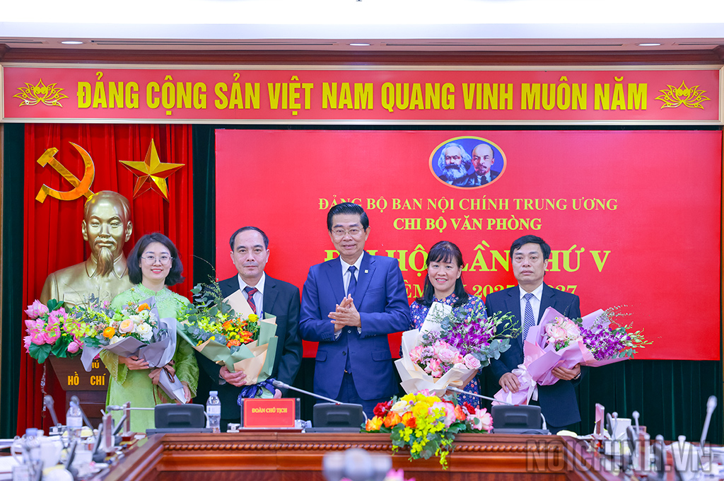 Đồng chí Võ Văn Dũng, Ủy viên Trung ương Đảng, Phó Trưởng ban Thường trực, Bí thư Đảng ủy Ban Nội chính Trung ương tặng hoa các đồng chí Chi ủy viên Chi bộ Văn phòng nhiệm kỳ 2022-2025 thôi tham gia nhiệm kỳ 2025-2027