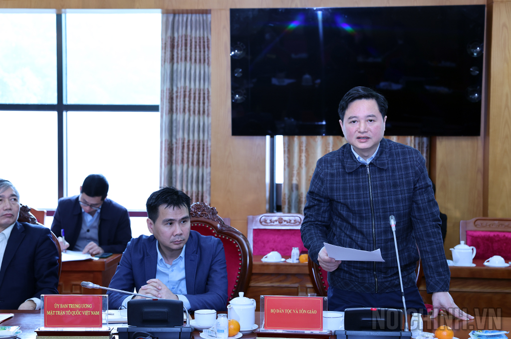 Đồng chi Cầm Văn Thanh, Phó Bí thư Đảng ủy, Bộ Dân tộc và Tôn giáo
