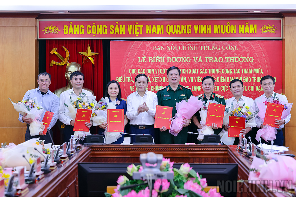 Đồng chí Nguyễn Thanh Hải, Phó Trưởng Ban Nội chính Trung ương trao Quyết định khen thưởng và tặng hoa chúc mừng các đơn vị