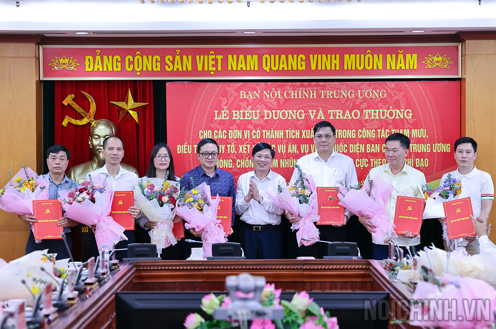 Đồng chí Đặng Văn Dũng, Phó Trưởng Ban Nội chính Trung ương trao Quyết định khen thưởng và tặng hoa chúc mừng các đơn vị