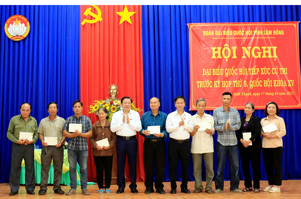 Đồng chí Phan Đình Trạc, Ủy viên Bộ Chính trị, Bí thư Trung ương Đảng, Trưởng Ban Nội chính Trung ương tặng quà cho các gia đình chính sách, có công với cách mạng, thương bệnh binh xã Bình Thạnh, huyện Đức Trọng, tỉnh Lâm Đồng