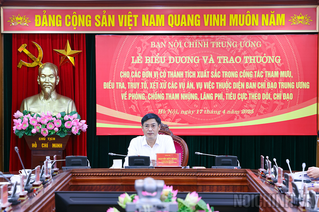 Đồng chí Nguyễn Hữu Đông, Ủy viên Trung ương Đảng, Phó Trưởng Ban Nội chính Trung ương chủ trì buổi Lễ