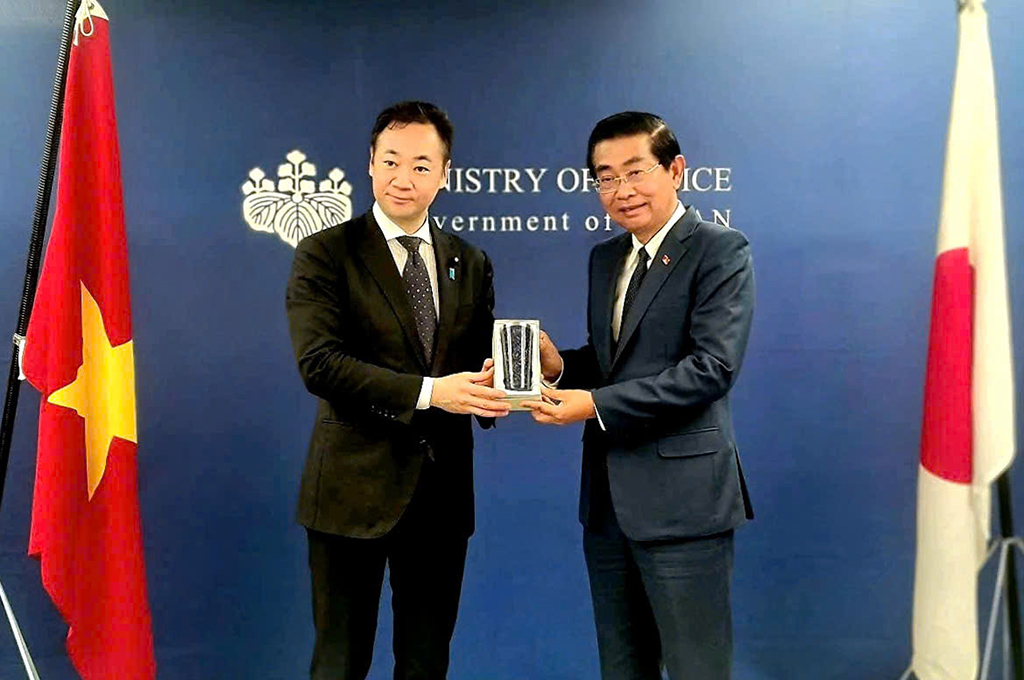 Ngài Keisuke Suzuki, Bộ trưởng Bộ Tư pháp Nhật Bản tặng quà lưu niệm đồng chí Võ Văn Dũng, Ủy viên Trung ương Đảng, Phó Trưởng ban Thường trực Ban Nội chính Trung ương, Trưởng Đoàn công tác