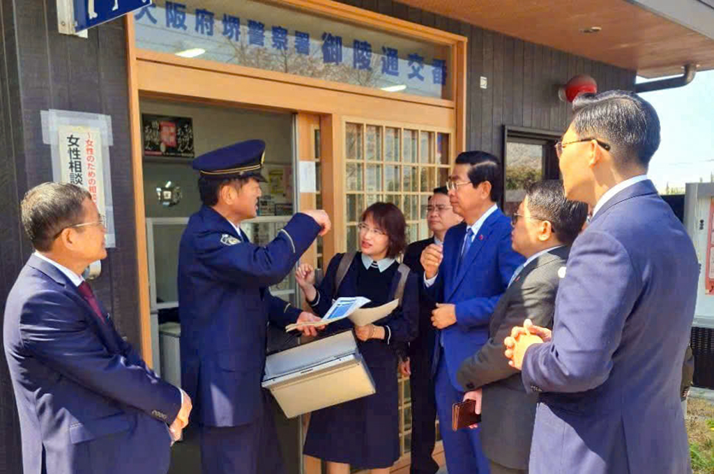 Đoàn công tác thăm, tìm hiểu hoạt động của Đồn cảnh sát Koban tại Thành phố Kansai