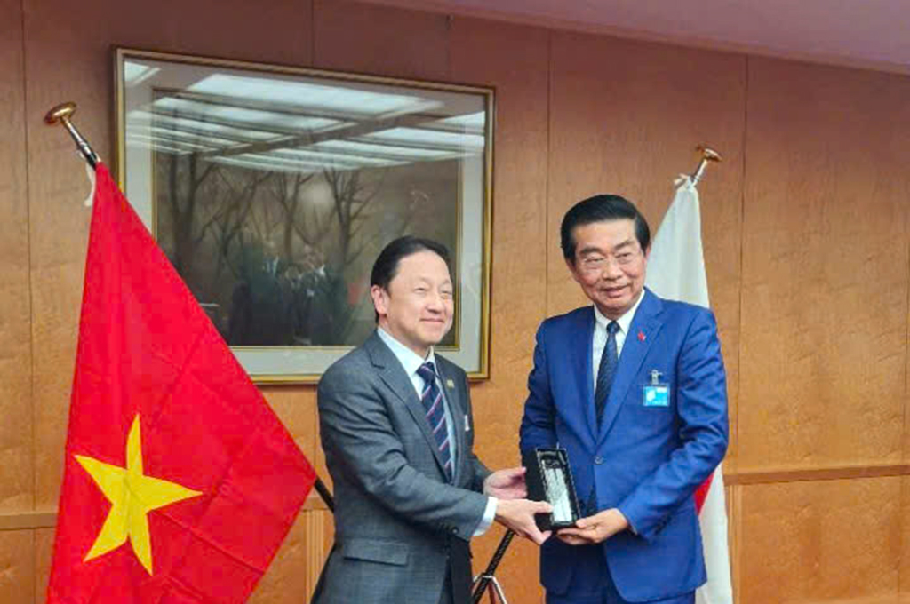 Ngài Iwashita Tsuyoshi, Trưởng Sở cảnh sát phủ Osaka trao quà lưu niệm tặng đồng chí Võ Văn Dũng, Ủy viên Trung ương Đảng, Phó Trưởng ban Thường trực Ban Nội chính Trung ương, Trưởng Đoàn công tác