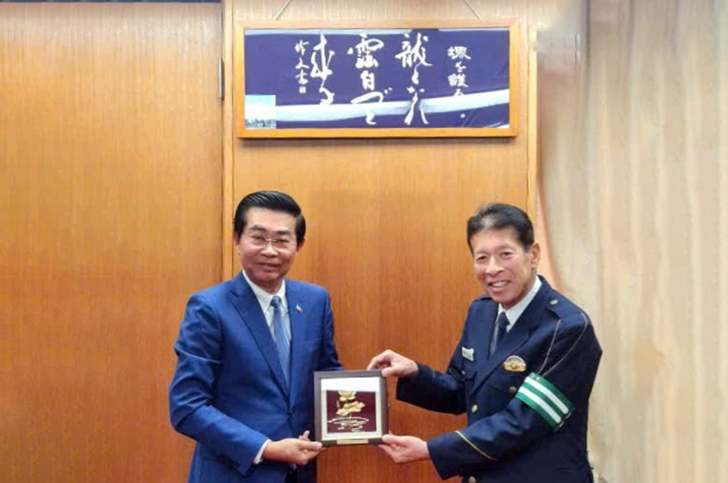 Đồng chí Võ Văn Dũng, Ủy viên Trung ương Đảng, Phó Trưởng ban Thường trực Ban Nội chính Trung ương, Trưởng Đoàn công tác trao quà tặng Ngài Hirayama Nobuyuki, Trưởng Sở cảnh sát Thành phố Kansai