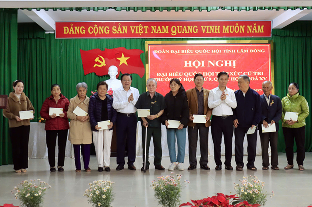 Đồng chí Phan Đình Trạc, Ủy viên Bộ Chính trị, Bí thư Trung ương Đảng, Trưởng Ban Nội chính Trung ương tặng quà các gia đình chính sách, có công với cách mạng, thương bệnh binh Phường 4, thành phố Đà Lạt, tỉnh Lâm Đồng