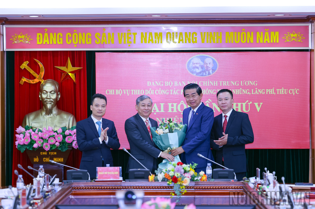 Đồng chí Võ Văn Dũng, Ủy viên Trung ương Đảng, Phó Trưởng ban Thường trực, Bí thư Đảng ủy Ban Nội chính Trung ương tặng hoa chúc mừng Chi ủy Vụ Theo dõi công tác phòng, chống tham nhũng, lãng phí, tiêu cực Ban Nội chính Trung ương nhiệm kỳ 2025-2027