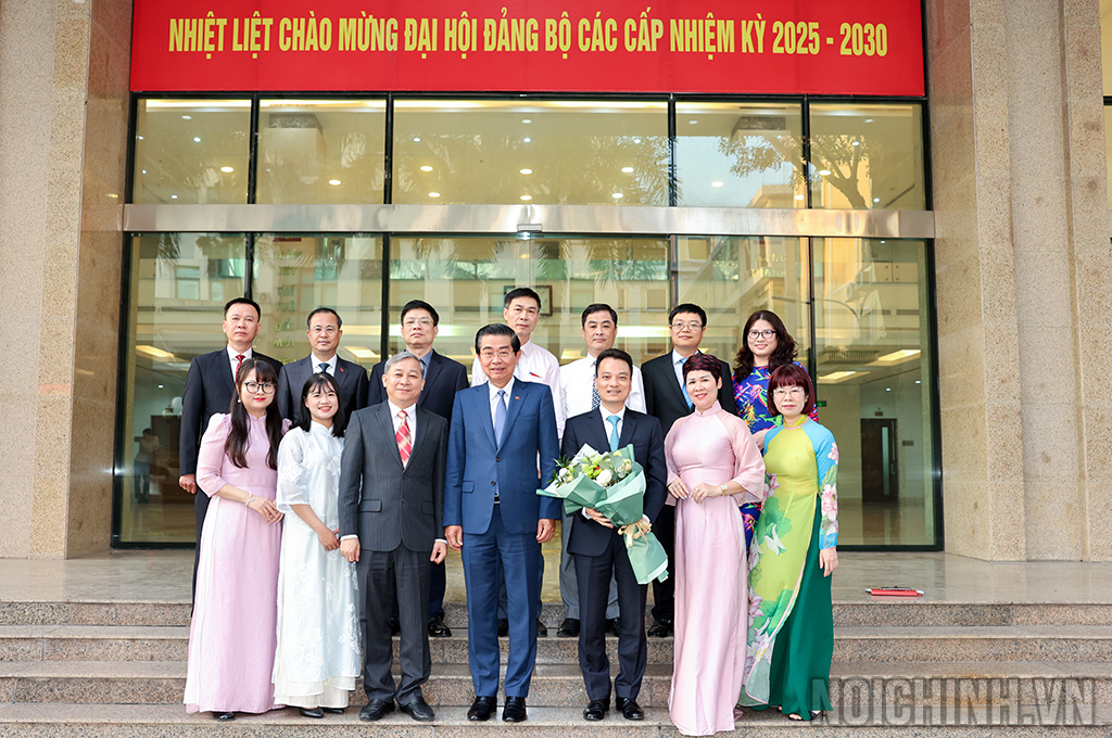 Đồng chí Võ Văn Dũng, Ủy viên Trung ương Đảng, Phó Trưởng ban Thường trực, Bí thư Đảng ủy Ban Nội chính Trung ương và đảng viên Chi bộ Vụ Theo dõi công tác phòng, chống tham nhũng, lãng phí, tiêu cực, Ban Nội chính Trung ương