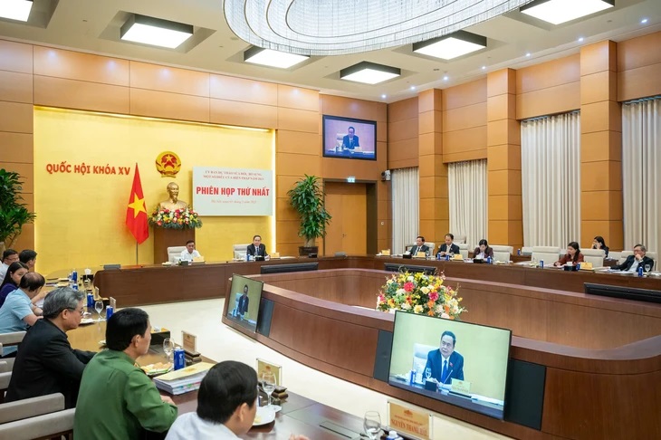 Quang cảnh Phiên họp thứ nhất Phiên họp thứ nhất của Ủy ban dự thảo sửa đổi, bổ sung một số điều của Hiến pháp năm 2013