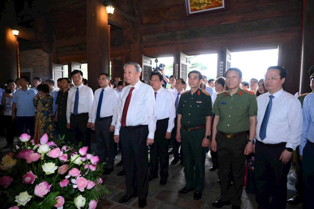 Đồng chí Tổng Bí thư Tô Lâm; đồng chí Phan Đình Trạc, Trưởng Ban Nội chính Trung ương cùng Đoàn đại biểu tưởng niệm Chủ tịch Hồ Chí Minh và gia tiên của Người