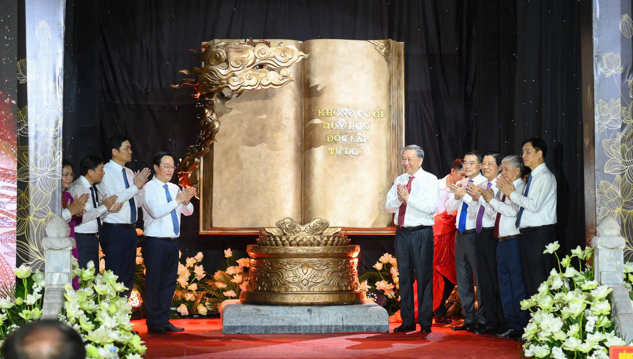 Đồng chí Tổng Bí thư Tô Lâm trao tặng Đảng bộ, chính quyền và nhân dân tỉnh Nghệ An tác phẩm điêu khắc ánh sáng “Việt Nam - Những trang sử vàng” 