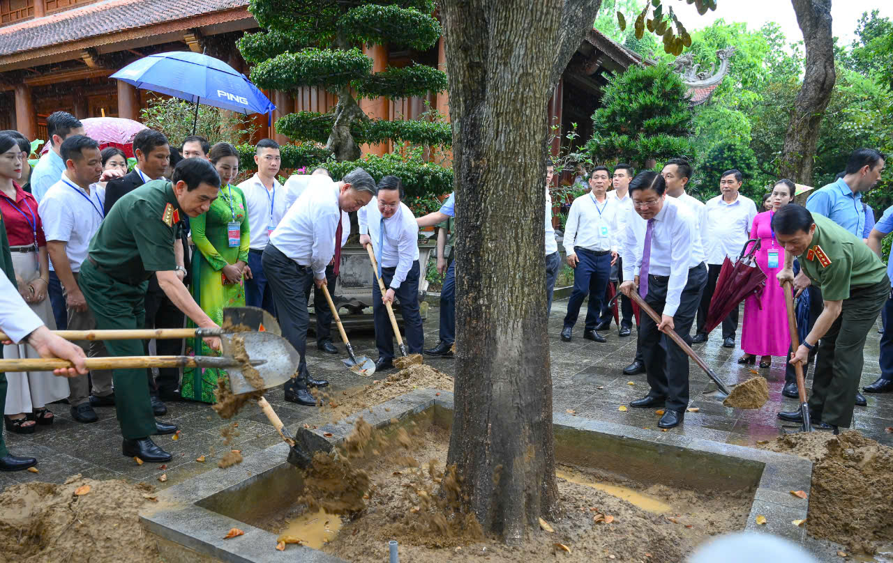 Đồng chí Tổng Bí thư Tô Lâm; đồng chí Phan Đình Trạc, Trưởng Ban Nội chính Trung ương cùng Đoàn đại biểu trồng cây lưu niệm trong Khu di tích Kim Liên