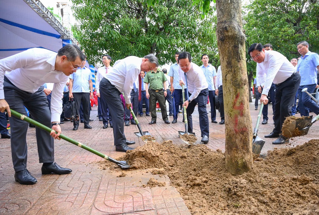 Đồng chí Tổng Bí thư Tô Lâm; đồng chí Phan Đình Trạc, Trưởng Ban Nội chính Trung ương cùng Đoàn đại biểu trồng cây lưu niệm trong Khu di tích Kim Liên
