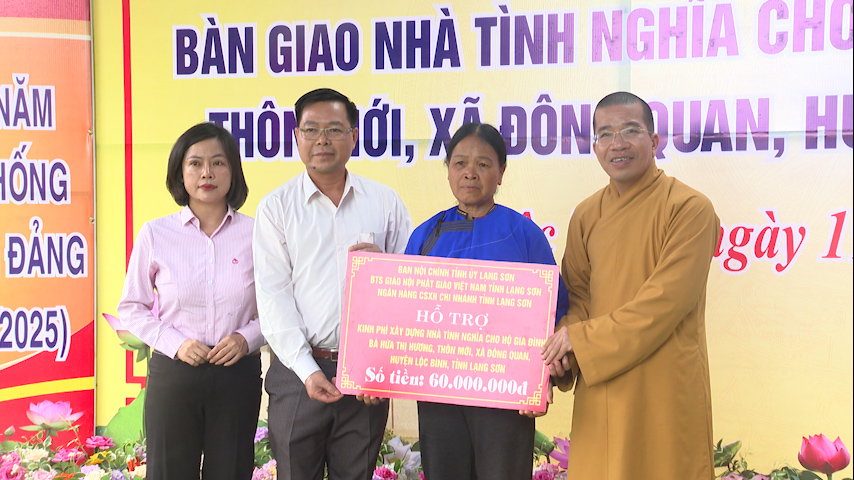 Đại diện các đơn vị tài trợ trao kinh phí xây nhà tình nghĩa