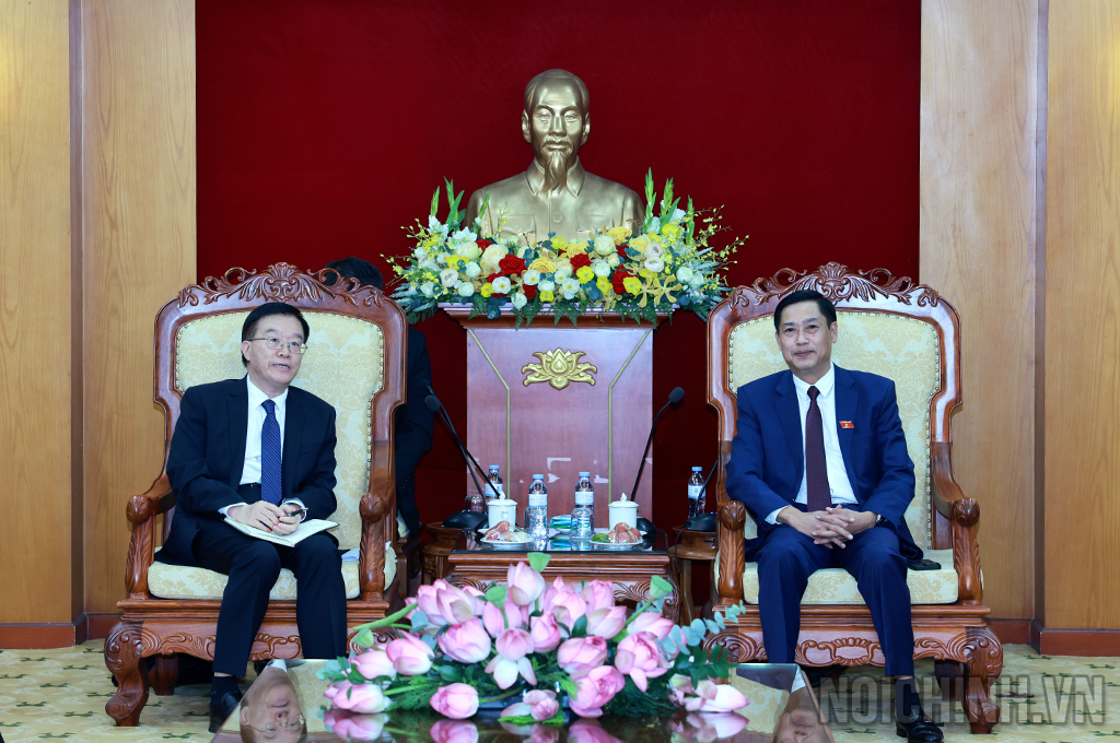 Đồng chí Nguyễn Hữu Đông, Ủy viên Trung ương Đảng, Phó Trưởng Ban Nội chính Trung ương (bên phải) và đồng chí Miêu Khánh Vượng, Ủy viên Thường vụ Khu ủy, Bí thư Ủy ban Chính pháp tỉnh Quảng Tây, Trung Quốc tại buổi tiếp