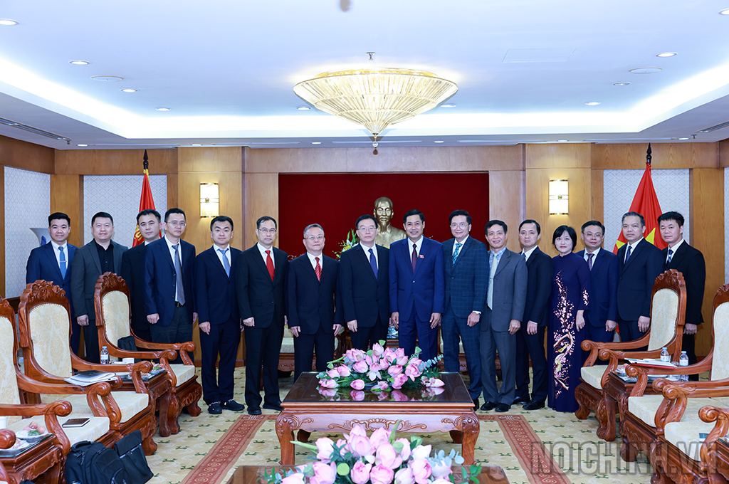 Hai bên chụp ảnh lưu niệm