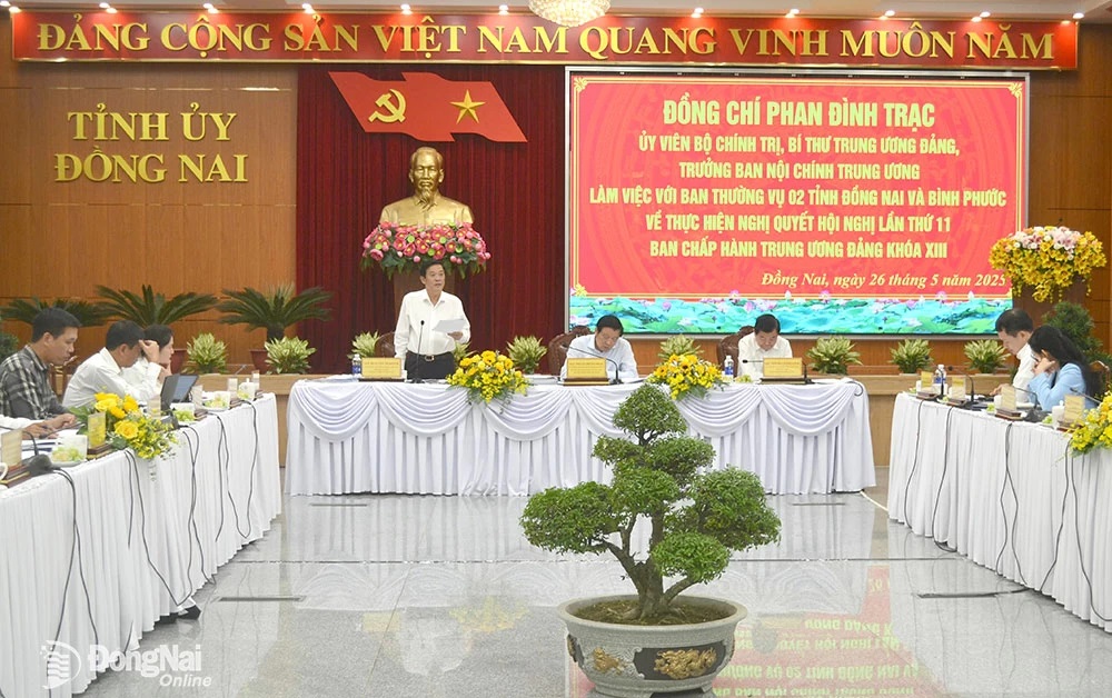 Đồng chí Bùi Văn Nghiêm, Ủy viên Trung ương Đảng, Phó Trưởng Ban Nội chính Trung ương phát biểu tại buổi làm việc