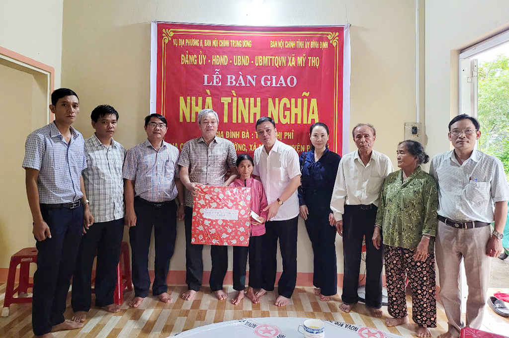 Đại diện Vụ Địa phương II Ban Nội chính Trung ương và Ban Nội chính tỉnh ủy Bình Định bàn giao nhà tình nghĩa