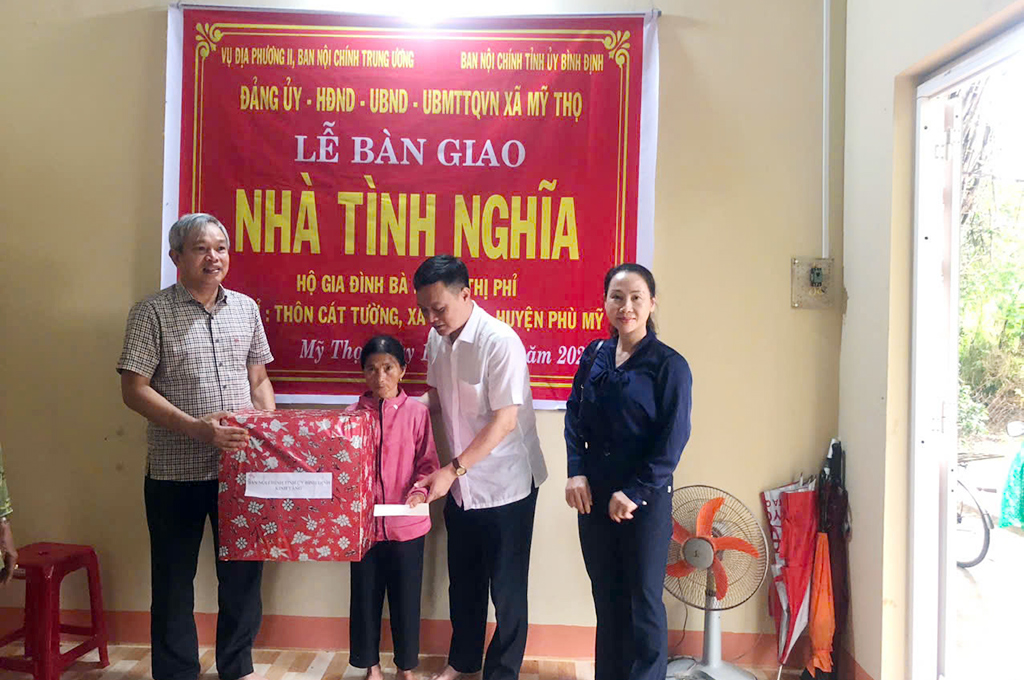 Đại diện Vụ Địa phương II Ban Nội chính Trung ương và Ban Nội chính tỉnh ủy Bình Định bàn giao nhà tình nghĩa