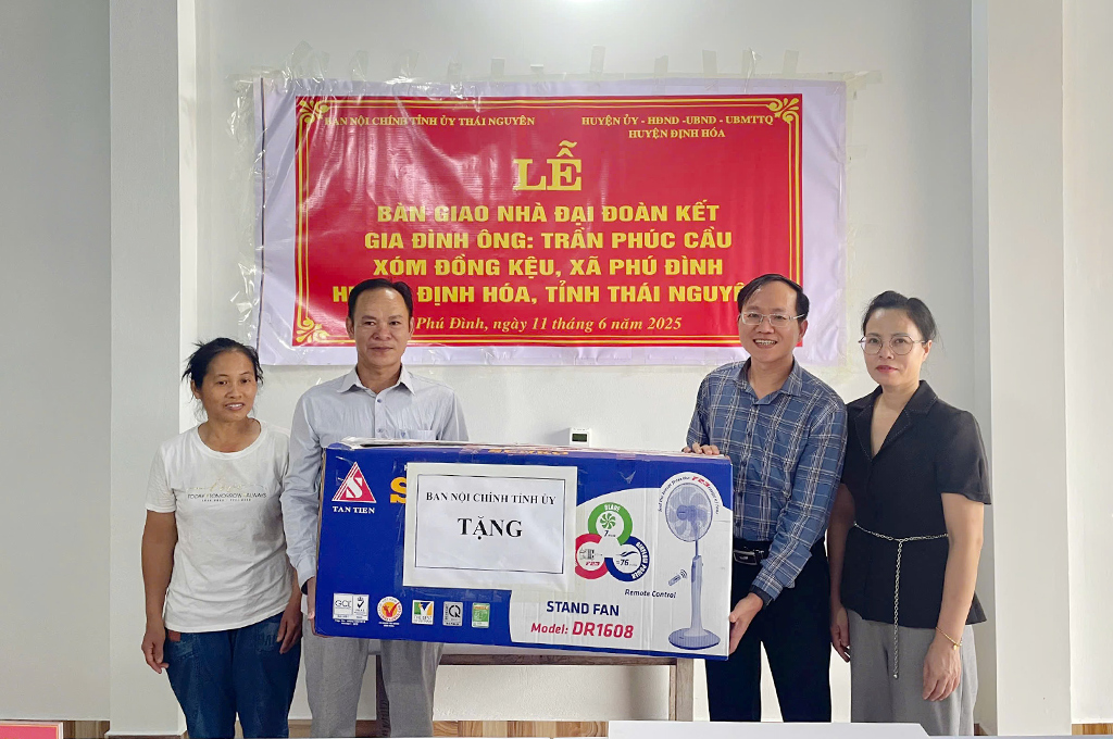Đại diện Ban Nội chính Tỉnh ủy tặng quà gia đình ông Trần Phúc Cầu
