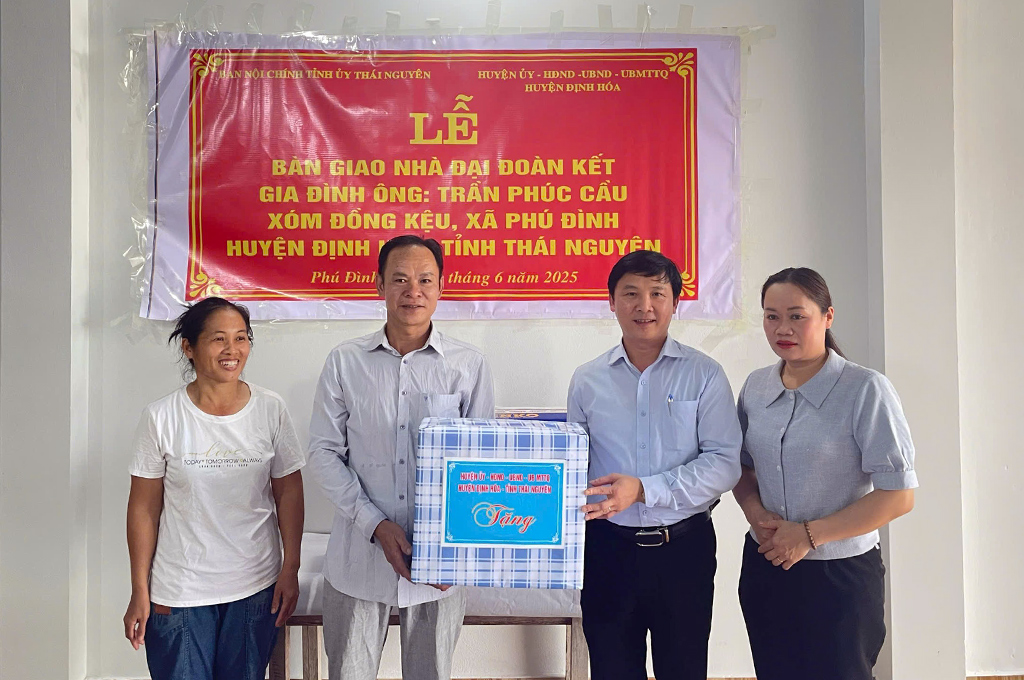 Đại diện Huyện ủy, Hội đồng nhân dân, Ủy ban nhân dân, Ủy ban Mặt trận Tổ quốc Việt Nam huyện Định Hóa tặng quà gia đình ông Trần Phúc Cầu