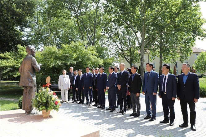 Đoàn đại biểu Đảng Cộng sản Việt Nam dâng hoa tai tượng Chủ tịch Hồ Chí Minh ở thành phố Zalaegerszag - tượng toàn thân đầu tiên và duy nhất của Bác Hồ tại Trung Đông Âu từ 1976 đến nay
