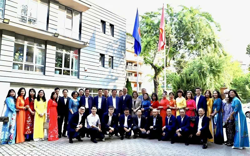 Đoàn đại biểu Đảng Cộng sản Việt Nam chụp ảnh lưu niệm với cán bộ, nhân viên Đại sứ quán và đại diện cộng đồng người Việt tại Hungary