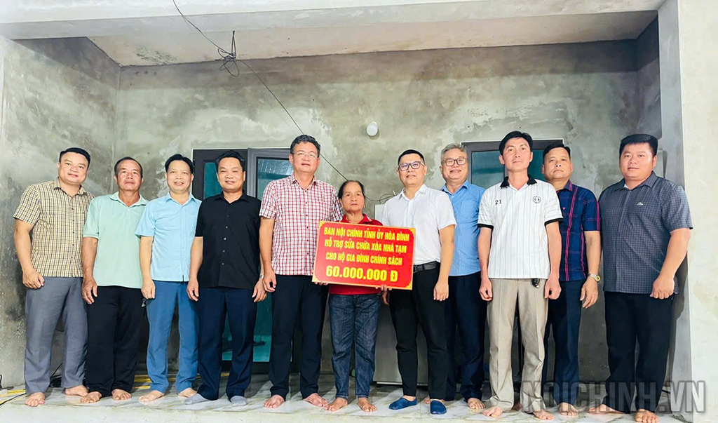 Đại diện lãnh đạo Ban Nội chính tỉnh ủy, ngân hàng Agribank chi nhánh Hòa Bình, UBND xã Bình Sơn trao hỗ trợ xây nhà đại đoàn kết cho gia định bà Bùi Thị Hưng tại xóm Cuôi, xã Bình Sơn, huyện Kim Bôi