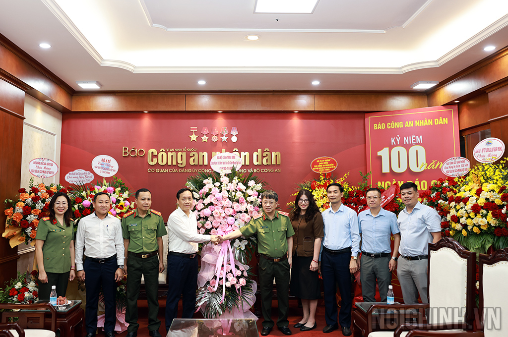 Đồng chí Nguyễn Thanh Hải, Phó Trưởng Ban Nội chính Trung ương chúc mừng Báo Công an nhân dân