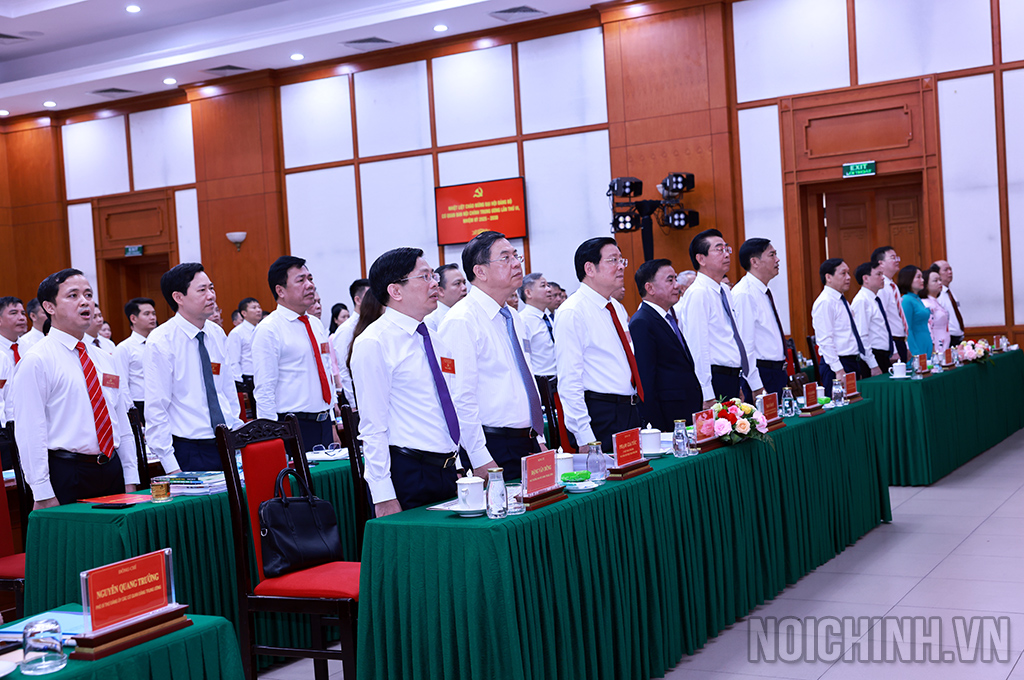 Đại biểu dự Đại hội làm Lễ chào Cờ