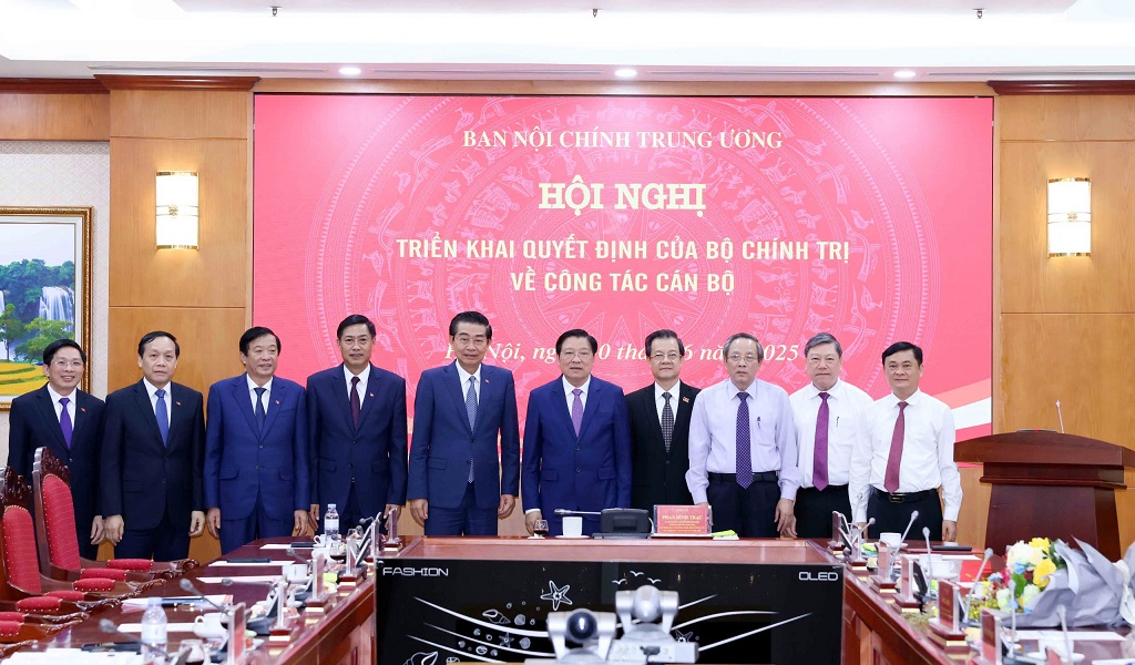 Lãnh đạo Ban Nội chính Trung ương và các đại biểu chúc mừng đồng chí Lê Hồng Quang