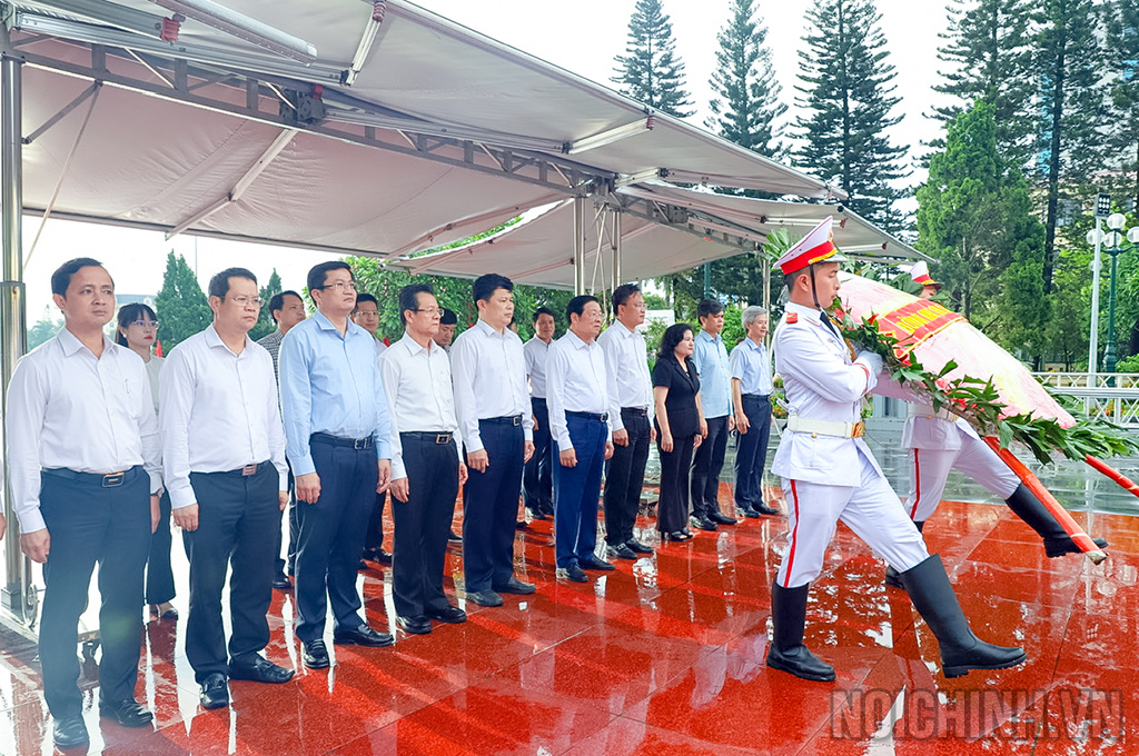 Đồng chí Trưởng Ban Nội chính Trung ương dâng hương tưởng niệm các Anh hùng liệt sĩ tỉnh Hưng Yên