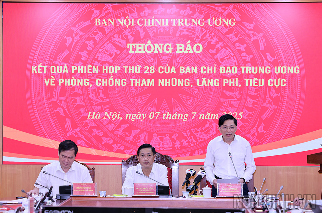 Đồng chí Đặng Văn Dũng, Phó Trưởng Ban Nội chín Trung ương phát biểu tại buổi làm việc