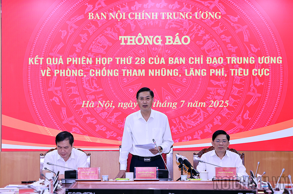 Đồng chí Nguyễn Hữu Đông, Ủy viên Trung ương Đảng, Phó Trưởng Ban Nội chính Trung ương trả lời câu hỏi của các phóng viên báo chí 
