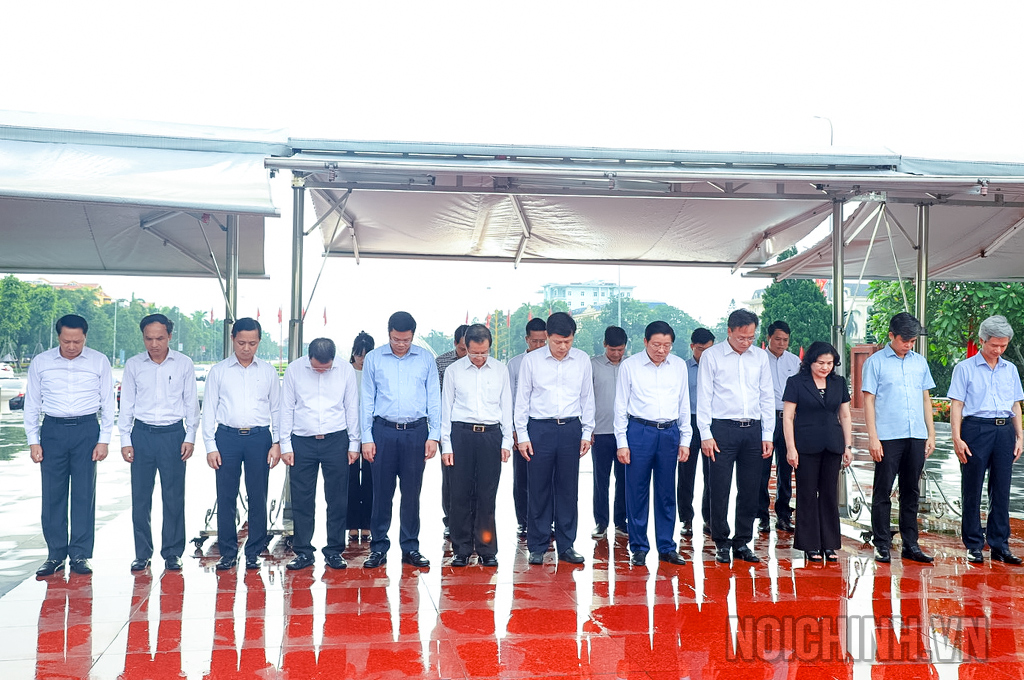 Đồng chí Phan Đình Trạc, Ủy viên Bộ Chính trị, Bí thư Trung ương Đảng, Trưởng Ban Nội chính Trung ương cùng Đoàn cán bộ tưởng niệm các Anh hùng liệt sĩ tại Đài tưởng niệm các Anh hùng liệt sĩ tỉnh Hưng Yên