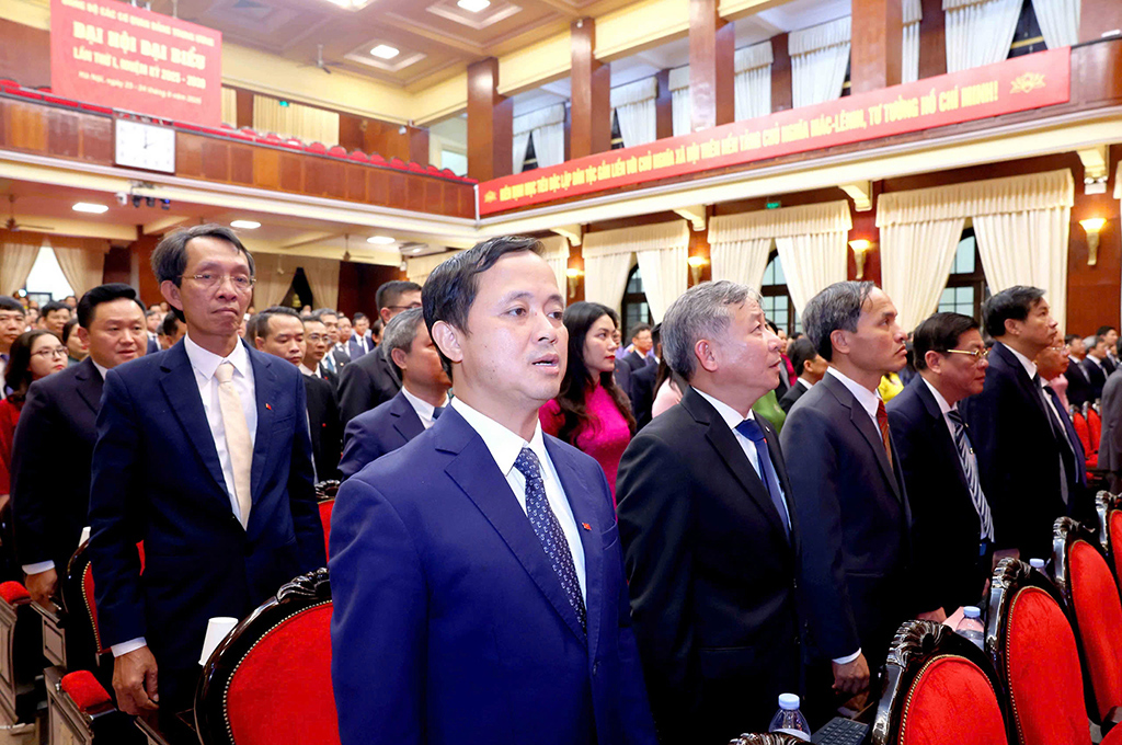 Các đại biểu làm Lễ chào cờ