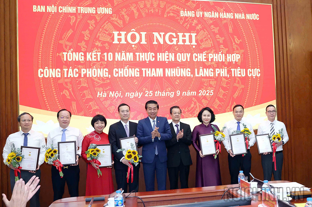 Các đồng chí Võ Văn Dũng,Ủy viên Trung ương Đảng, Phó Trưởng ban Thường trực Ban Nội chính Trung ương, Ủy viên Ban Chỉ đạo; Lê Hồng Quang, Ủy viên Trung ương Đảng, Phó Trưởng Ban Nội chính Trung ương trao Kỷ niệm chương Vì sự nghiệp Nội chính Đảng tặng cán bộ ngành Ngân hàng có thành tích xuất sắc trong công tác phối hợp